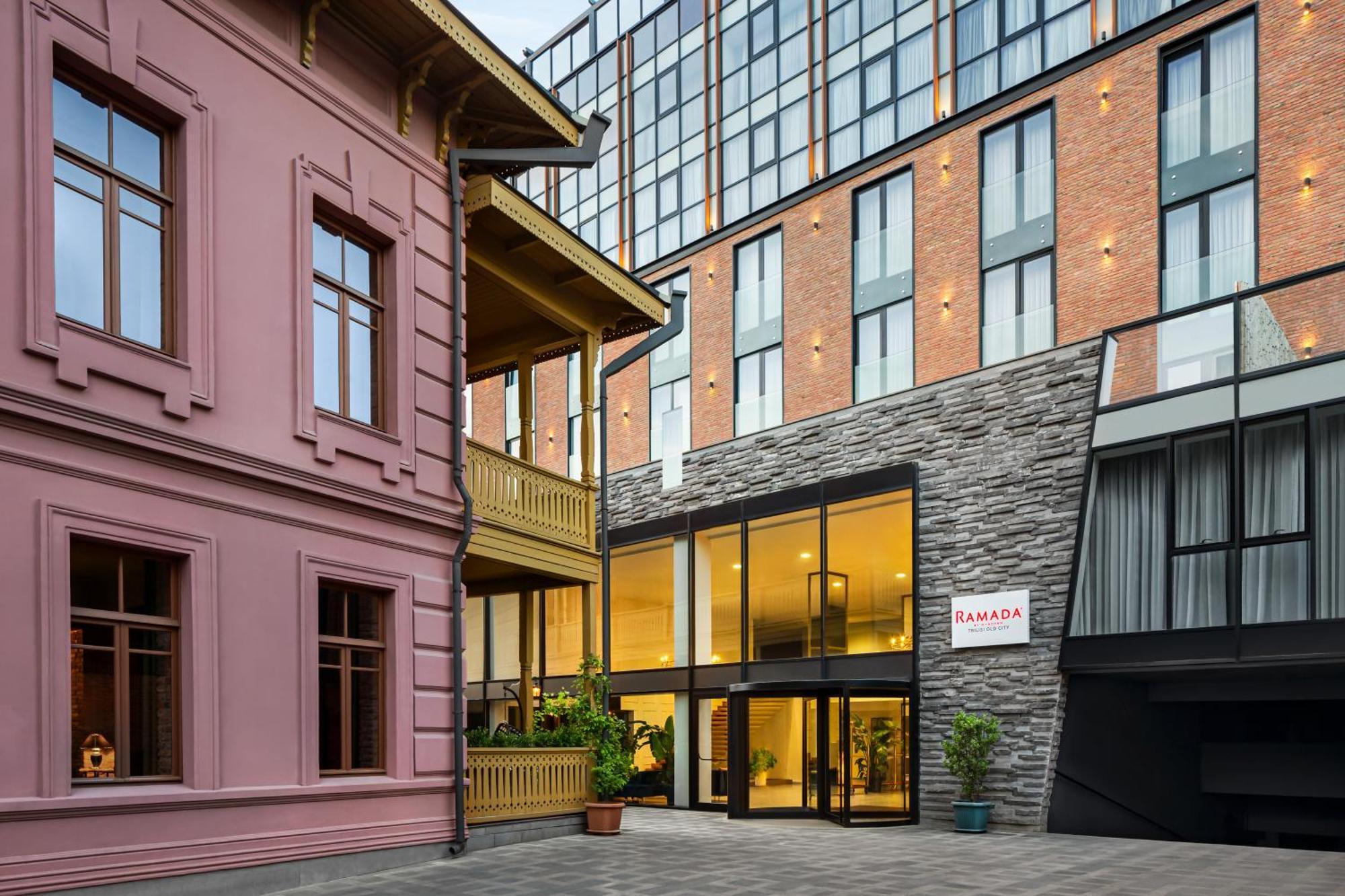 Ramada By Wyndham Tbilisi Old City Hotell Exteriör bild